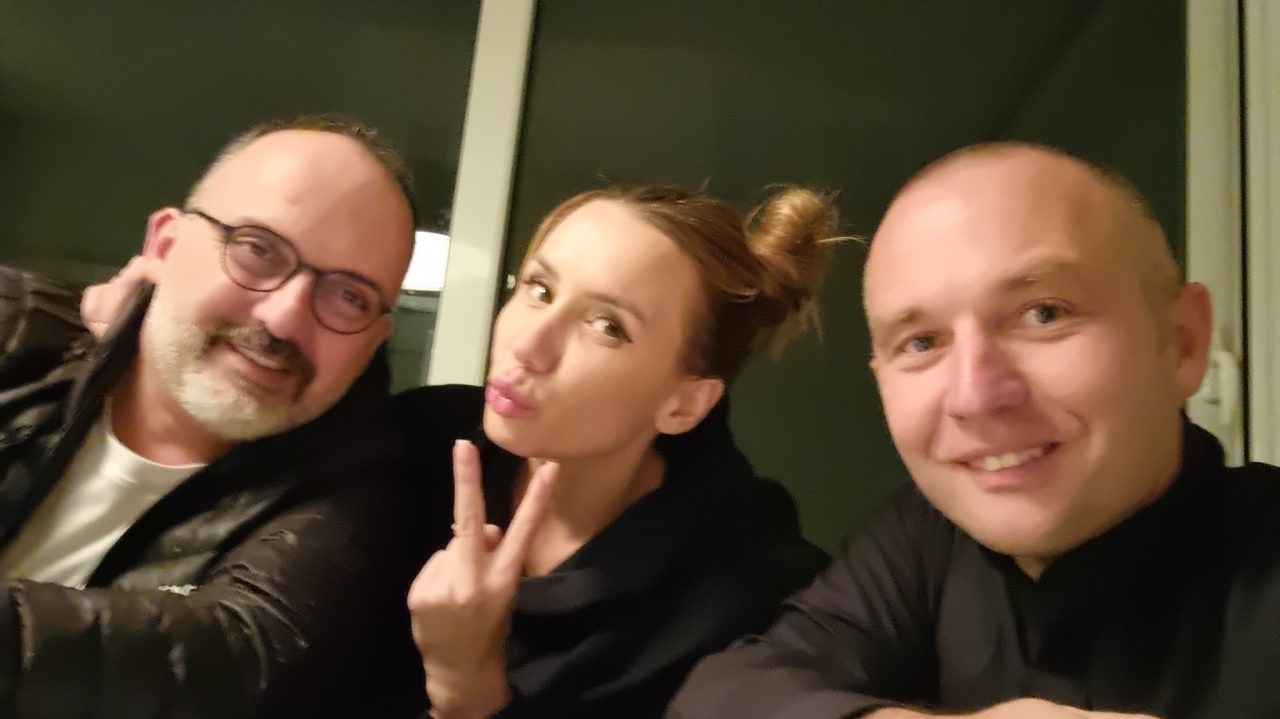 Tony Cetinski u društvu supruge i poznatog svećenika proveo večer s beskućnicima i siromašnima